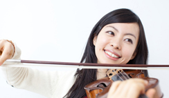 バイオリンを弾く女性